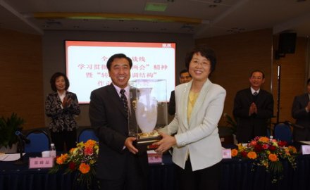 市委統(tǒng)戰(zhàn)部貫徹“兩會”精神現(xiàn)場會在軟控召開